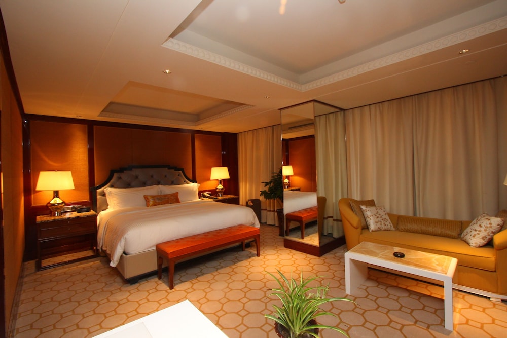 Grand Room, 1 King Bed photo 1