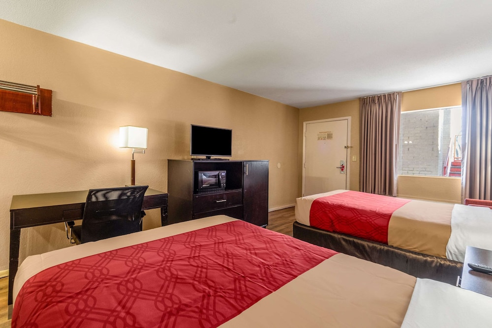 Standard Room, 2 Double Beds, Non Smoking photo 3