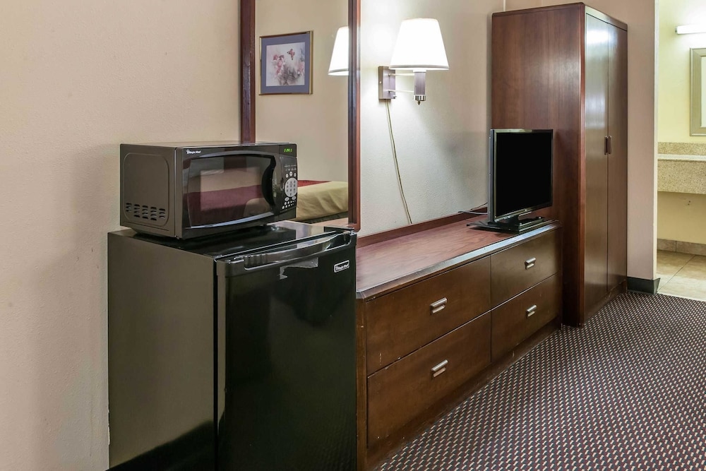 Standard Room, 2 Double Beds, Non Smoking - Photo 9