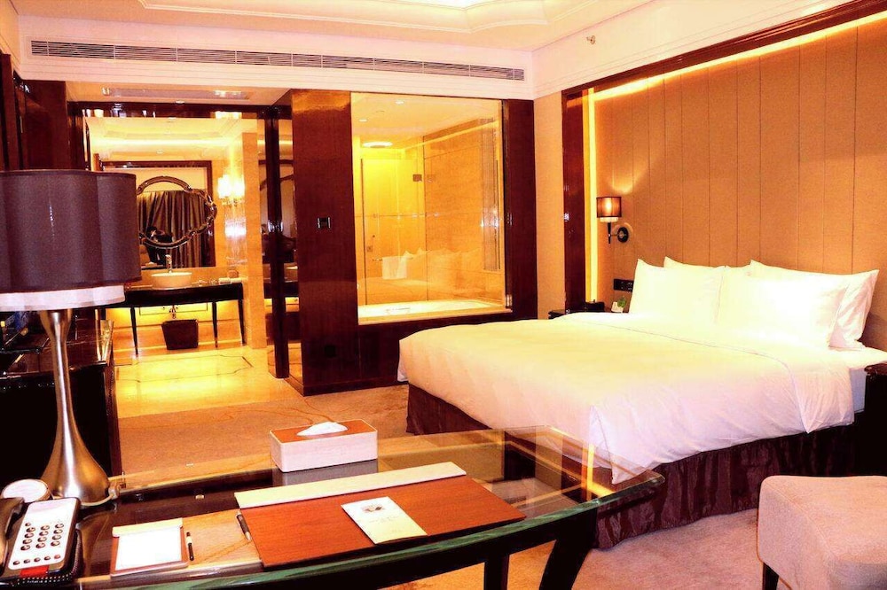 Deluxe Suite, 1 King Bed photo 1