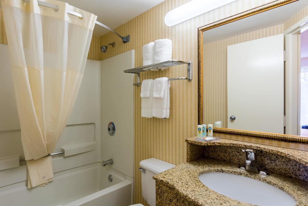 Standard Room, 2 Queen Beds, Smoking - Photo 4