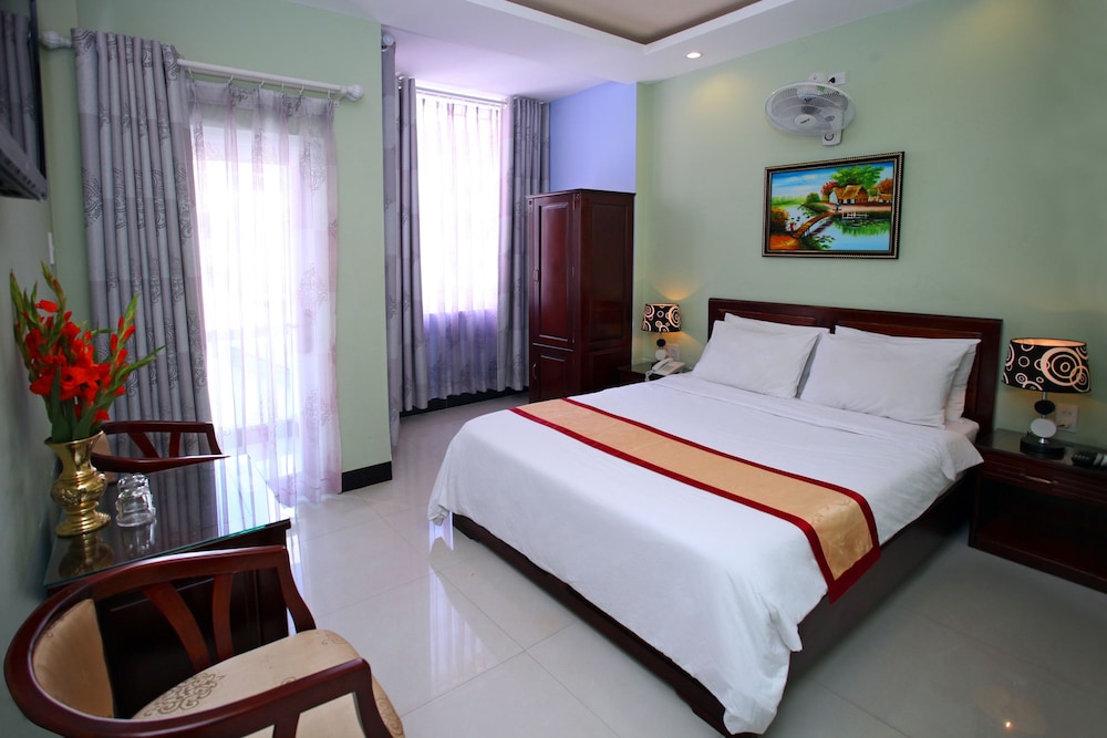 Deluxe Double Room with Windows, City View