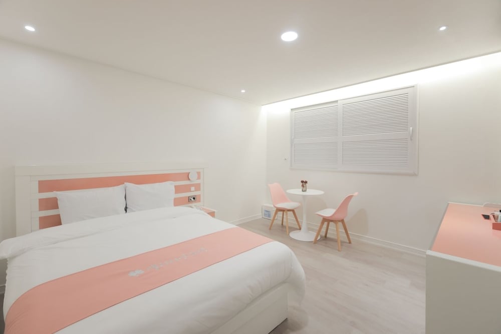 Standard Double Room - Photo 13