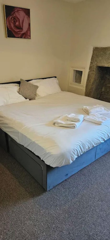 Double Room, 1 King Bed, Shared Bathroom photo 3