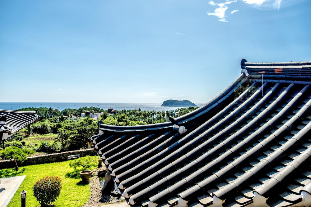 Wol Hwa E (Hanok Building 2F)