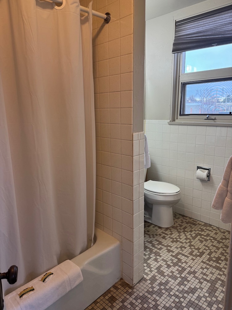 Standard Double Room, 2 Queen Beds photo 3