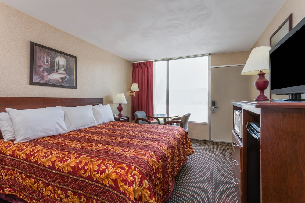 Business Room, 1 King Bed, Non Smoking photo 1