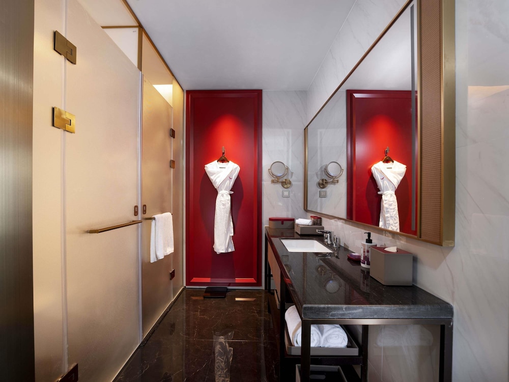 Deluxe Room, 1 King Bed, Accessible photo 2