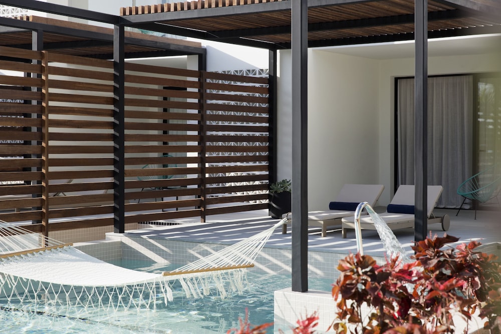Excellence Club Junior Swim-up Suite