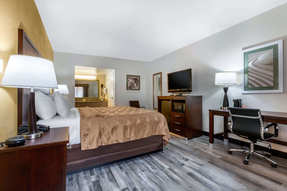 Standard Room, 1 King Bed, Accessible, Non Smoking (Accessible Tub) - Photo 5