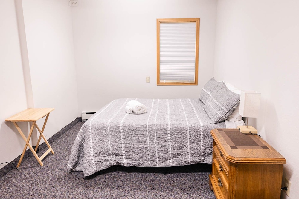 Basic Room, 1 Queen Bed (Shared Bath) photo 1