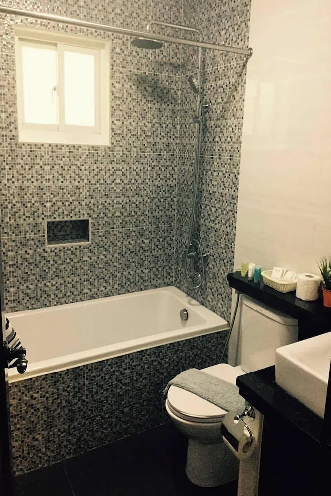 Condo Suite Room - Photo 9