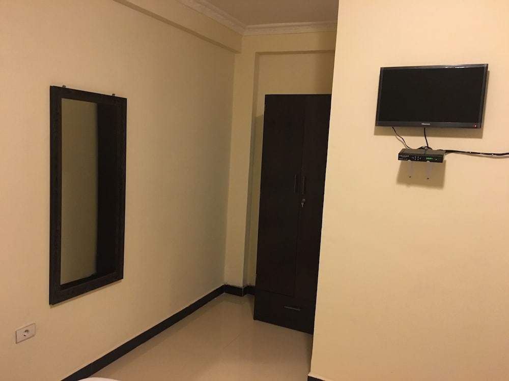 Basic Room, 1 Queen Bed, Non Smoking, Balcony photo 2