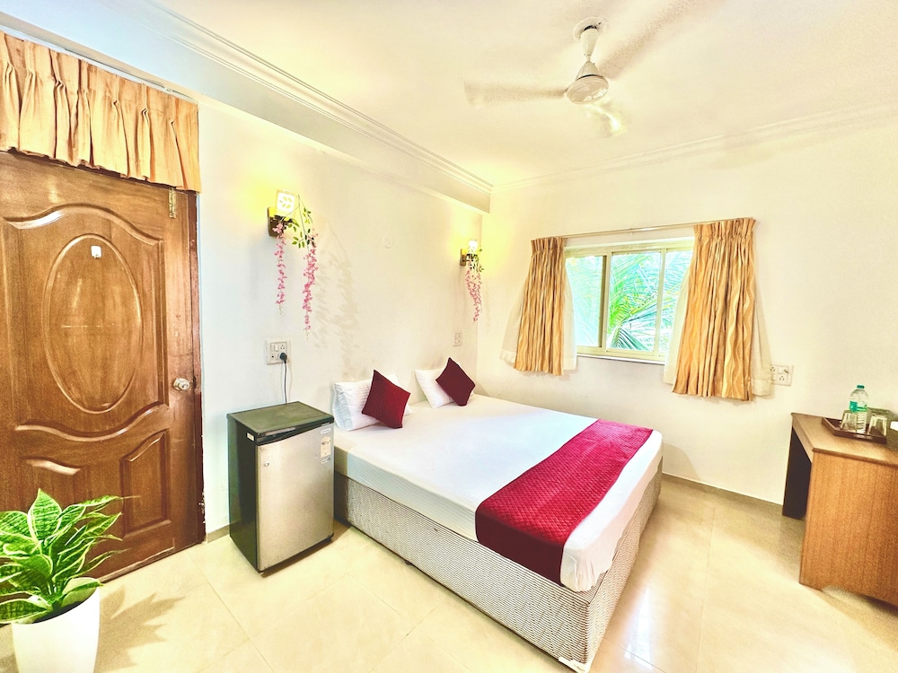 Deluxe Room, 1 King Bed, Air conditioning, Beachfront photo 1