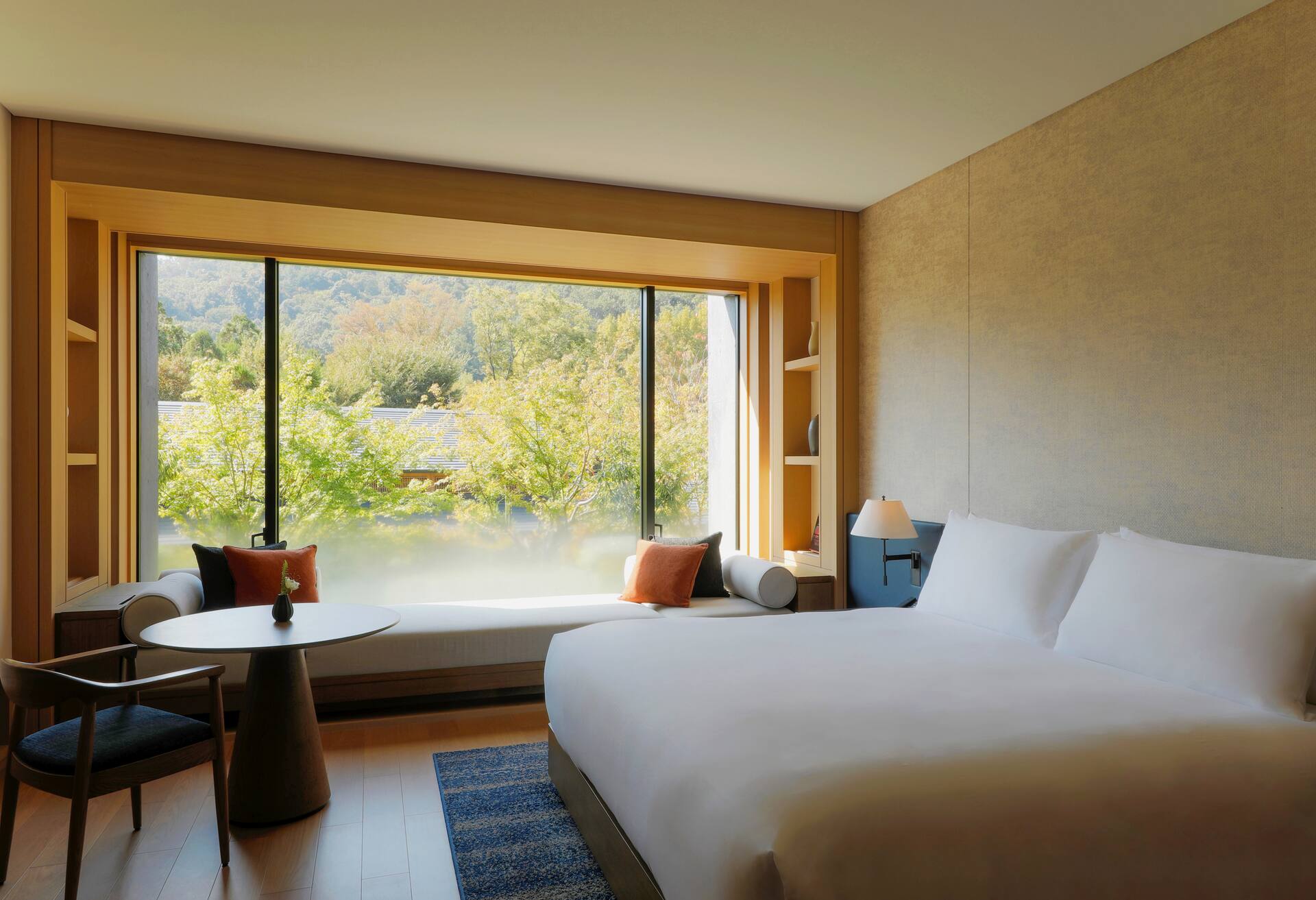 Deluxe Room King thumbnail 6