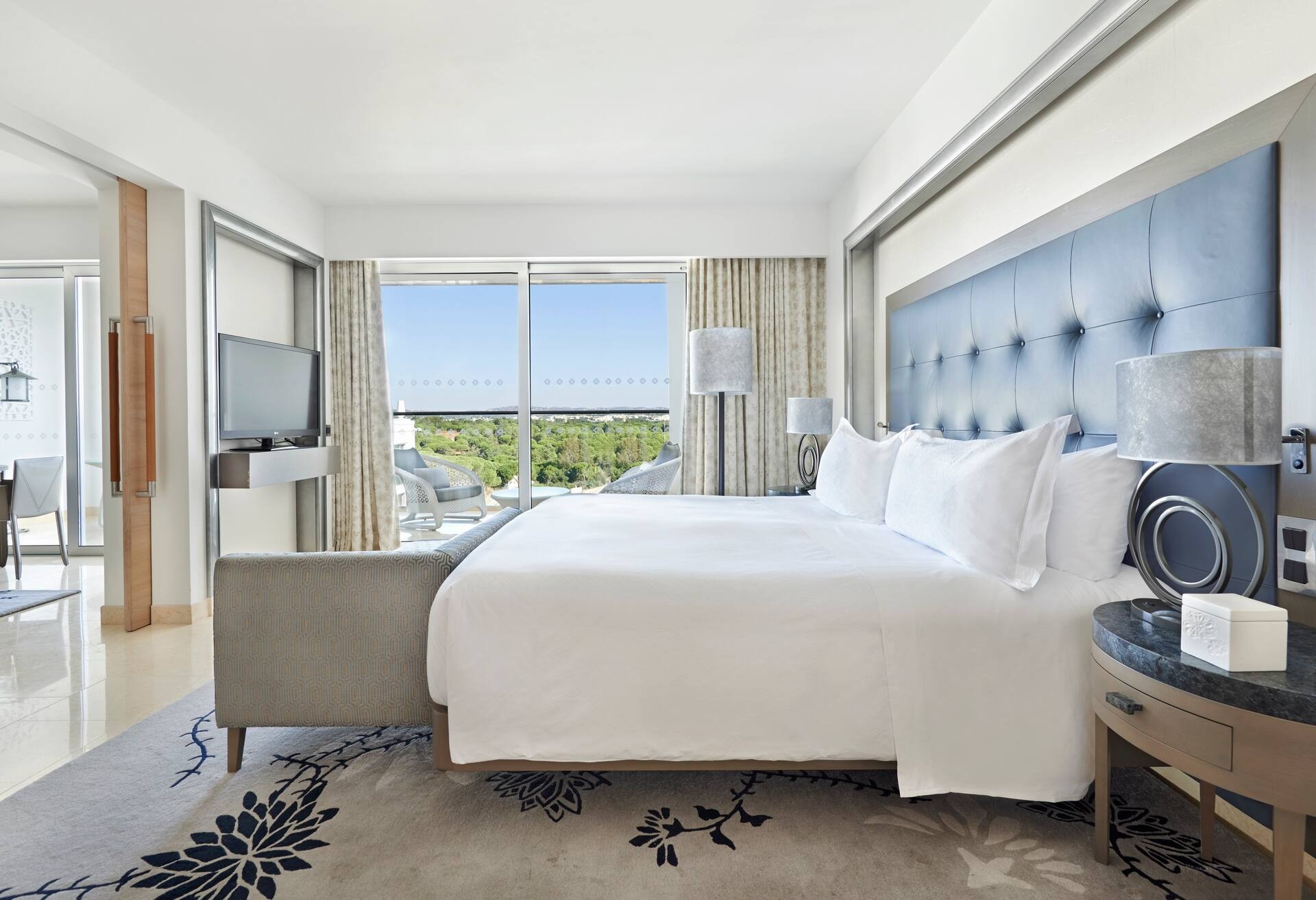 King Deluxe Suite with Pool View