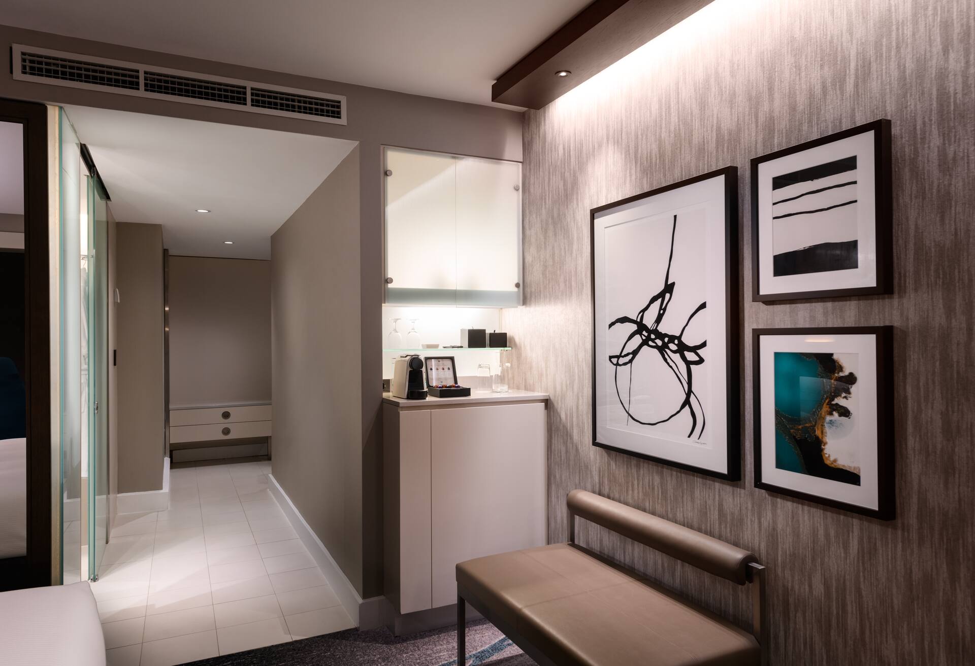 King Deluxe Corner Room thumbnail 5