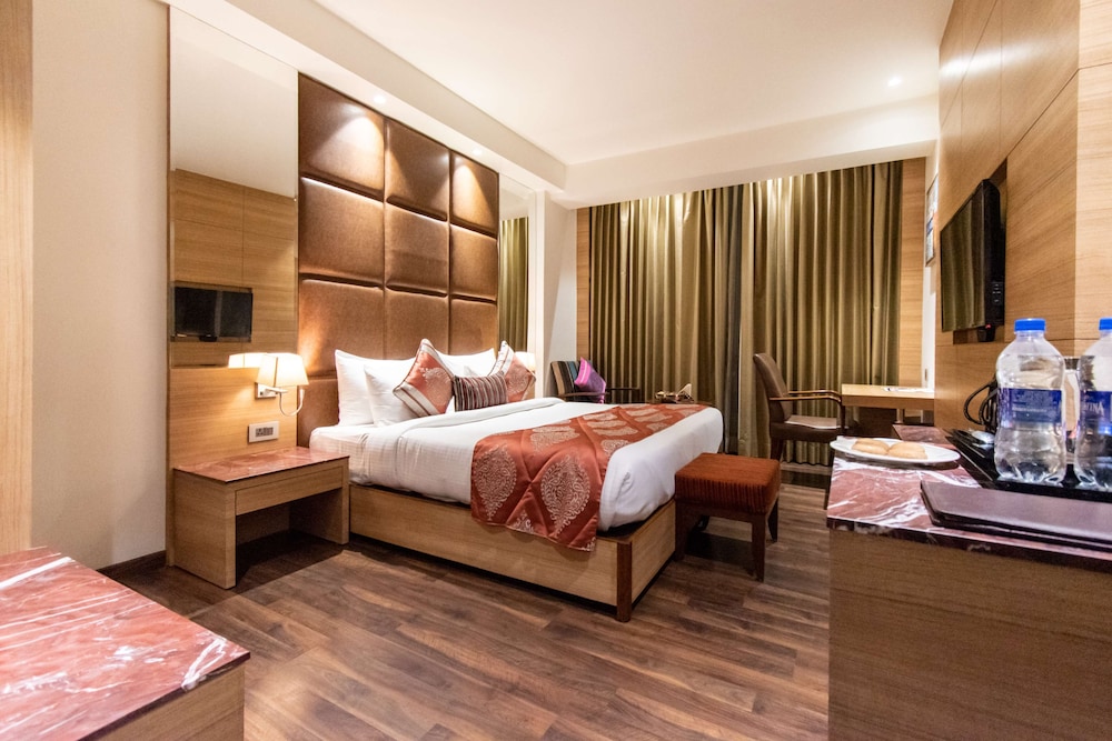 Deluxe Room, 1 King Bed, Non Smoking - Photo 7