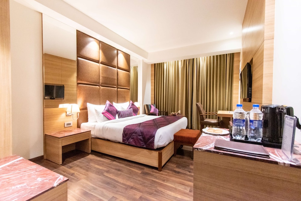 Deluxe Room, 1 King Bed, Non Smoking - Photo 8