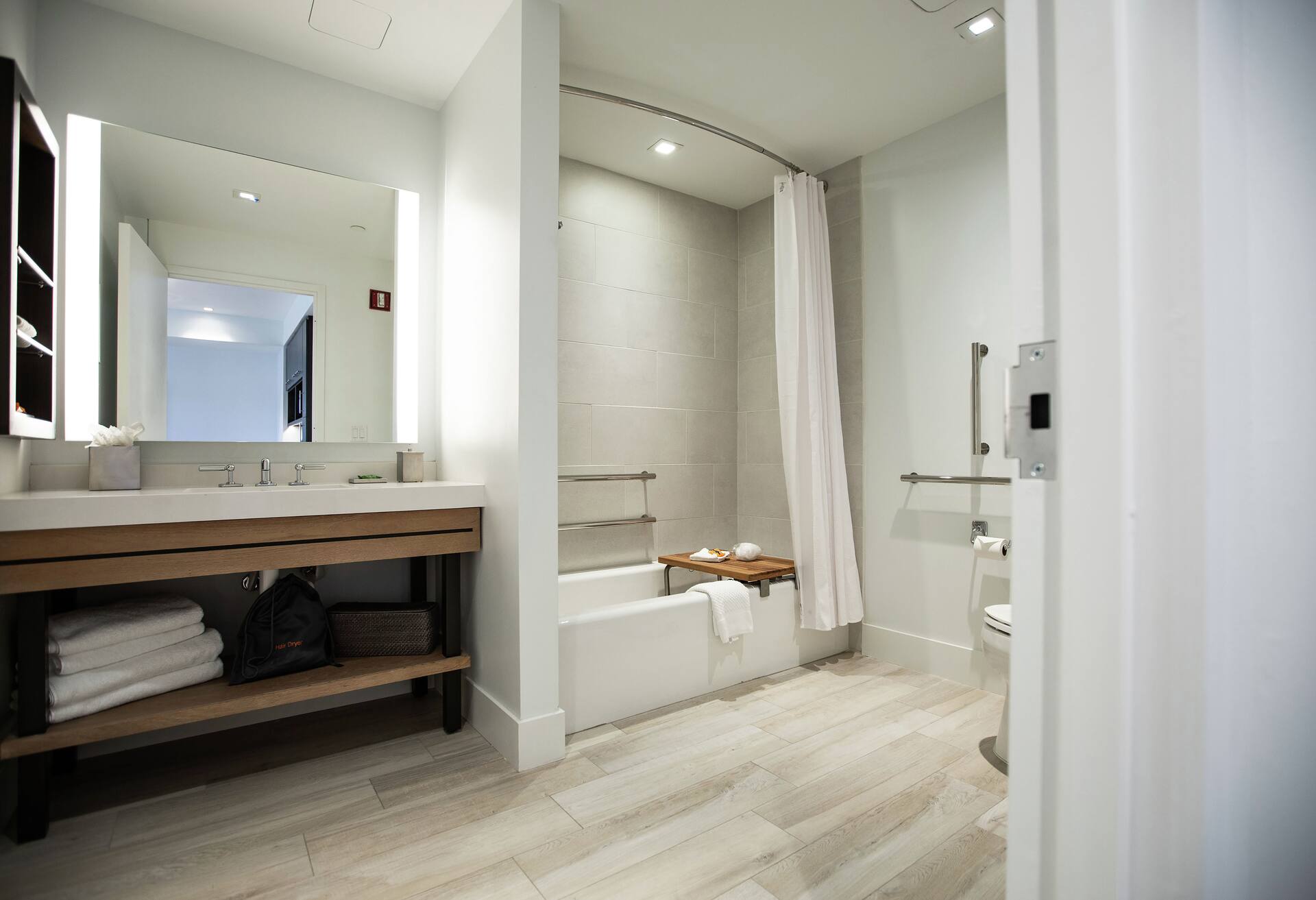 1 King Corner Mobility/hearing Access Bathtub photo 3