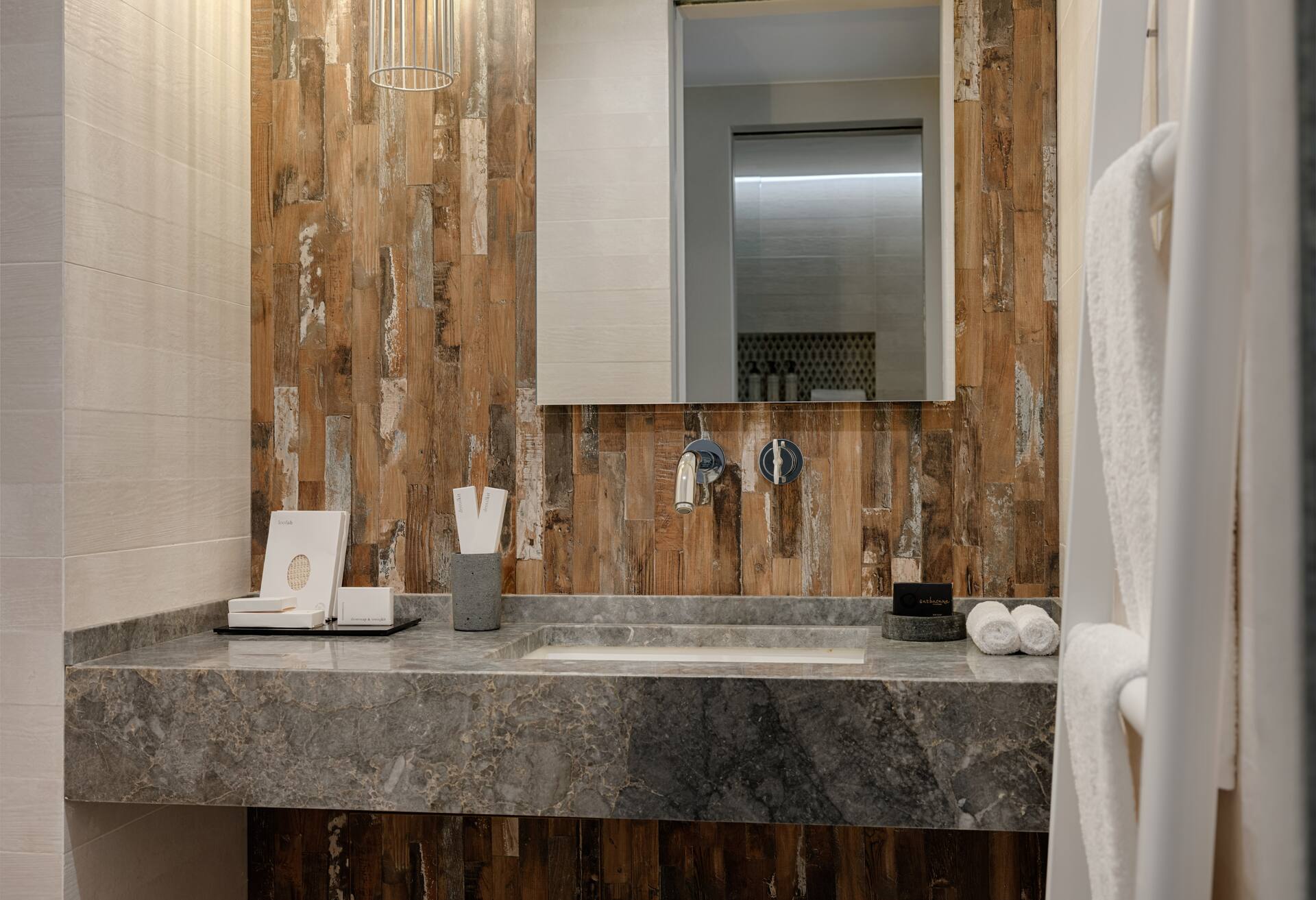 Queen Sapphire Zen Suite with Whirlpool thumbnail 5