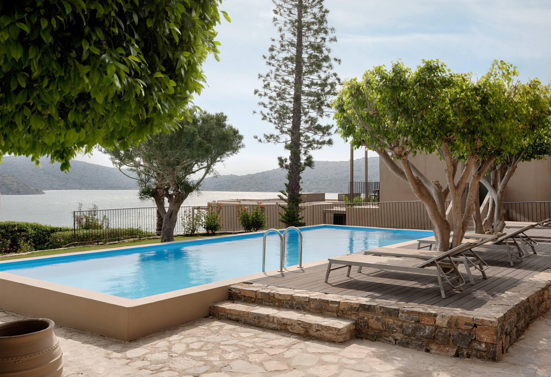 Queen Tropical Nest with Sharing Pool thumbnail 6