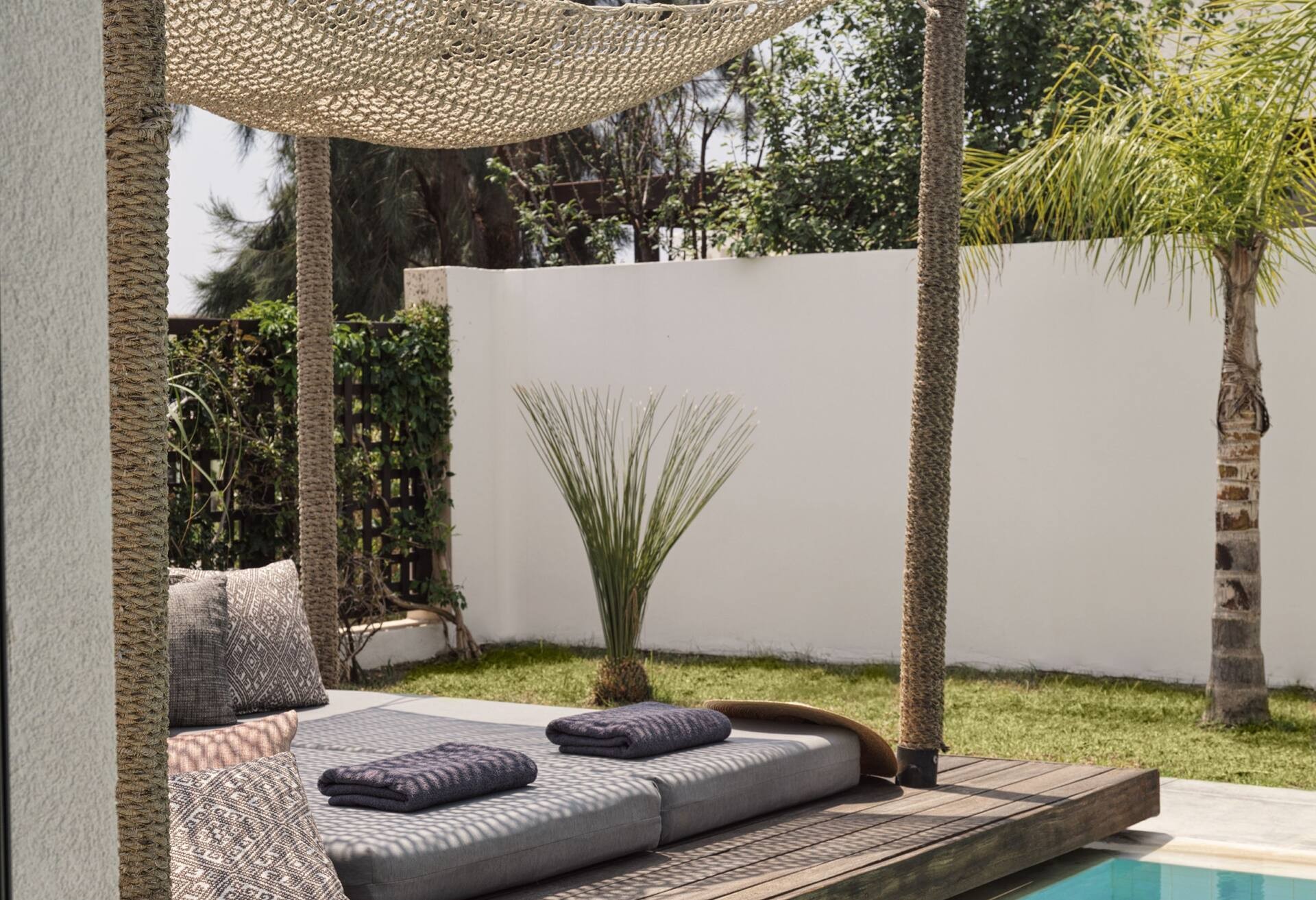 King Tropical Zen Bungalow Suite with Pr Pool