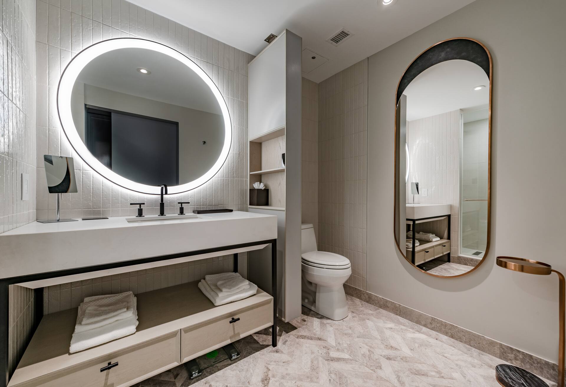 2 Queen Mobility Accessible W/bathtub