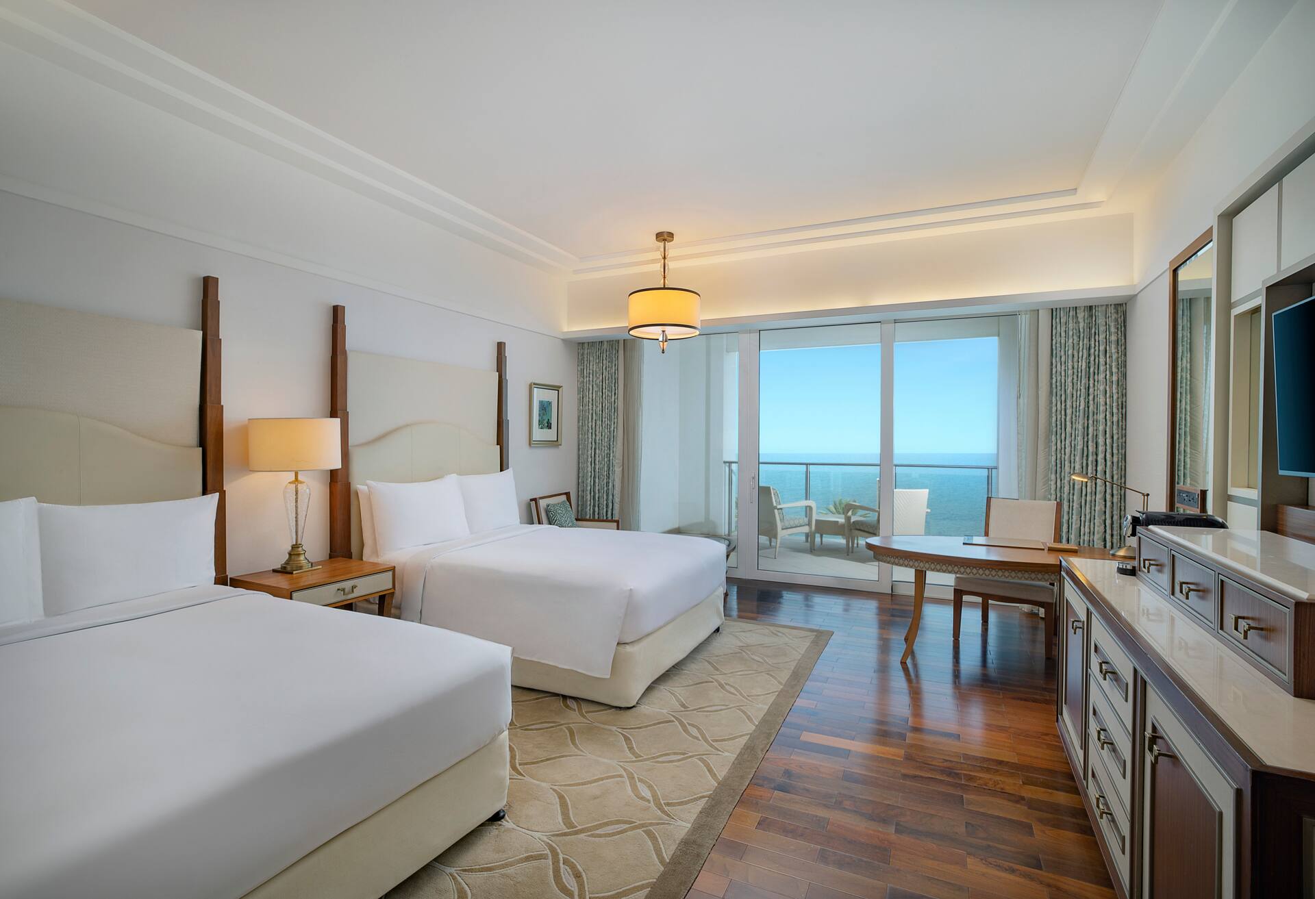 Family Connecting Room 1 King / 2 Queen Beds thumbnail 6