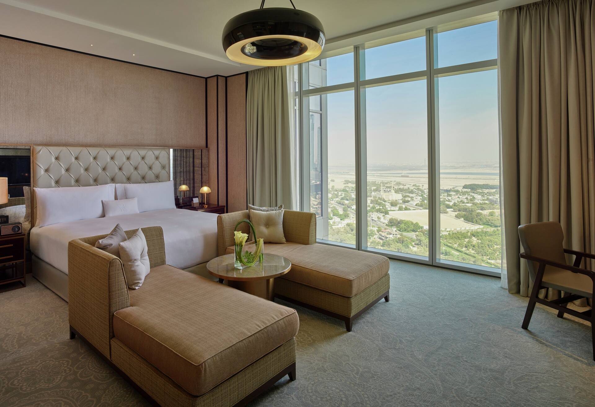 King Grand Deluxe Room City View thumbnail 5