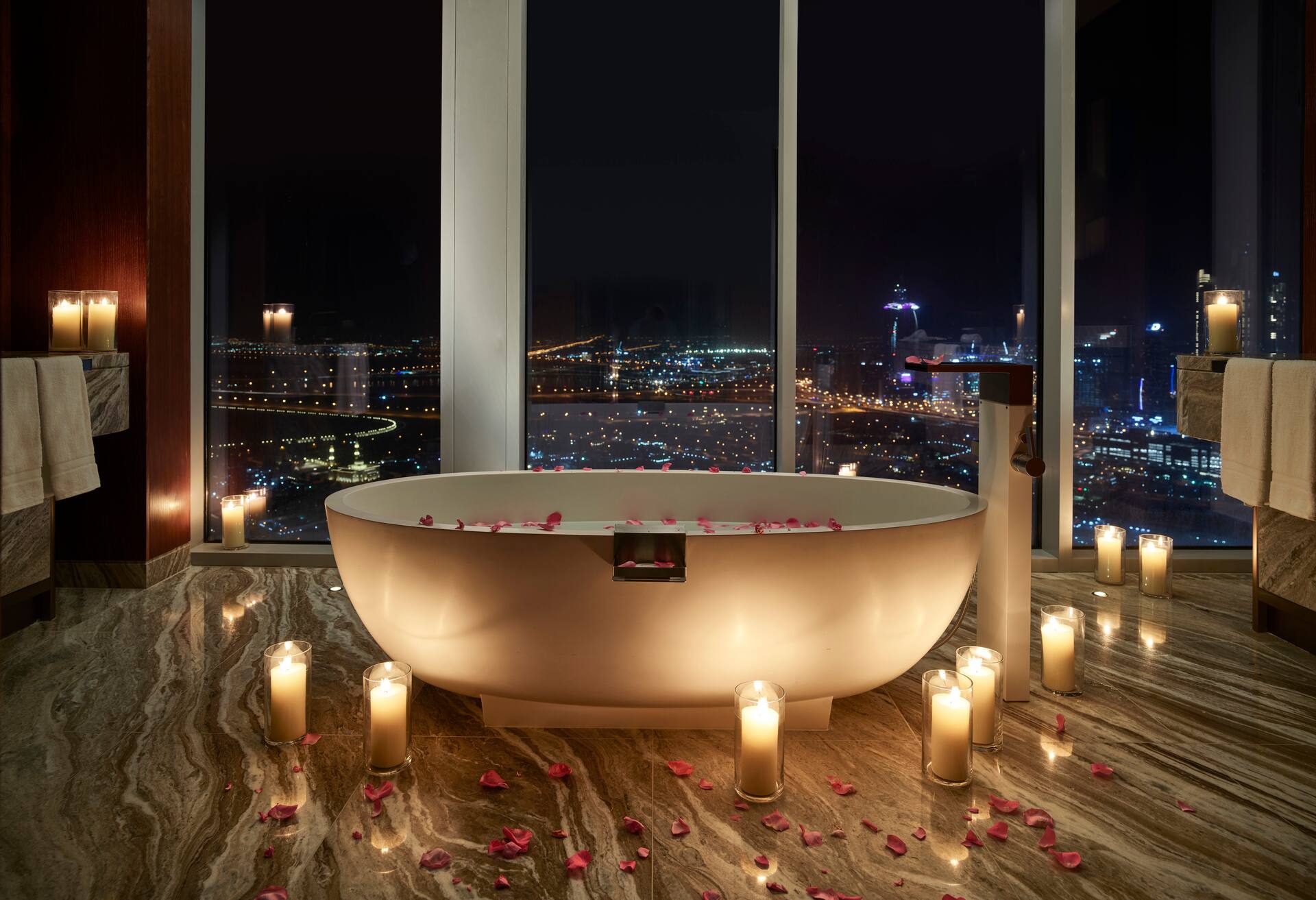 Presidential Suite with 180-degree Dubai View thumbnail 5