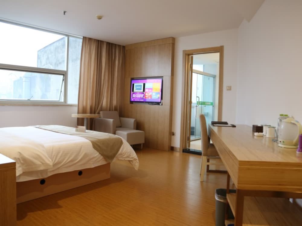 Superior Room, 1 King Bed photo 1