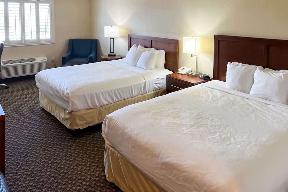 Standard Room, 2 Queen Beds, Non Smoking - Photo 4