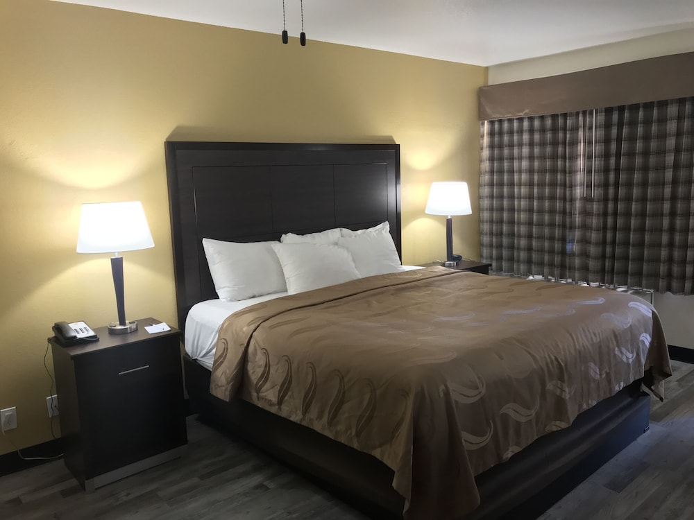 Standard Room, 1 King Bed, Accessible, Non Smoking (Accessible Tub) - Photo 6