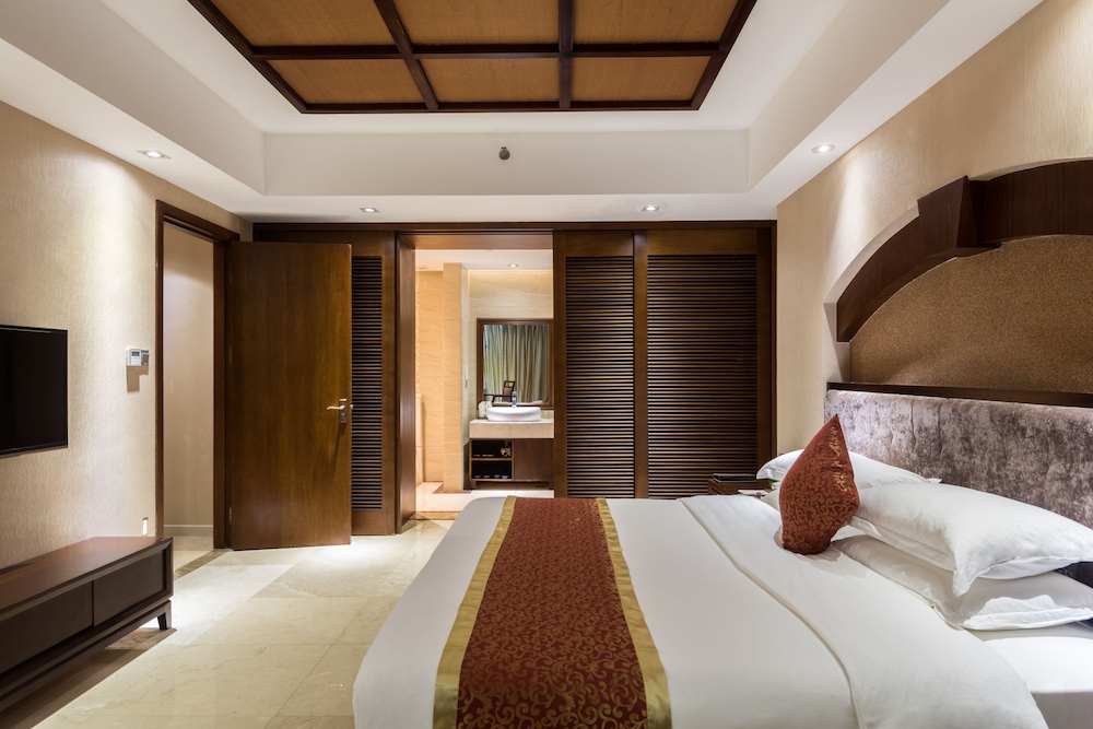 Deluxe Mountain View Suite photo 3