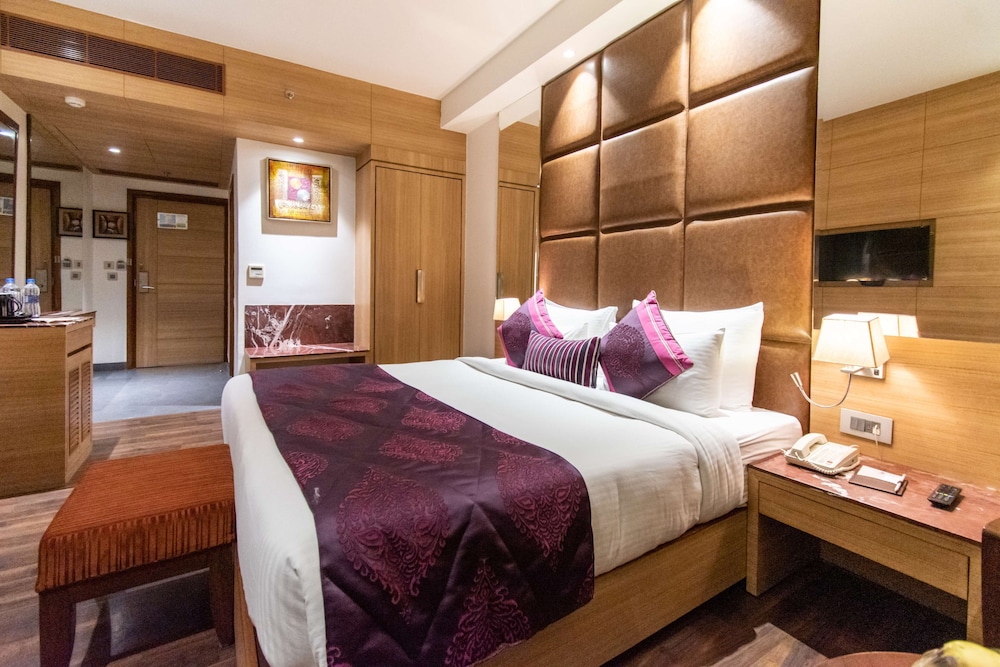 Deluxe Room, 1 King Bed, Non Smoking - Photo 9