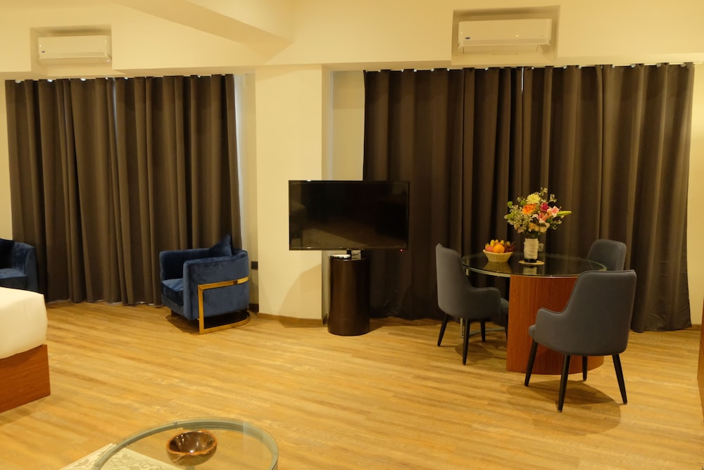 Executive Suite - Photo 7