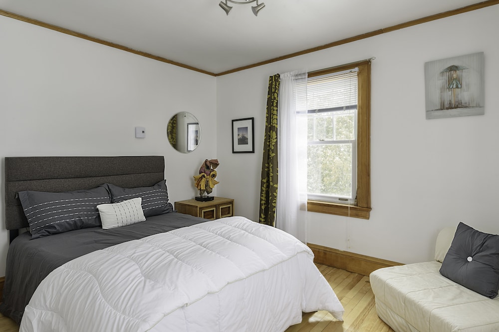 Basic Room, 1 Queen Bed photo 2