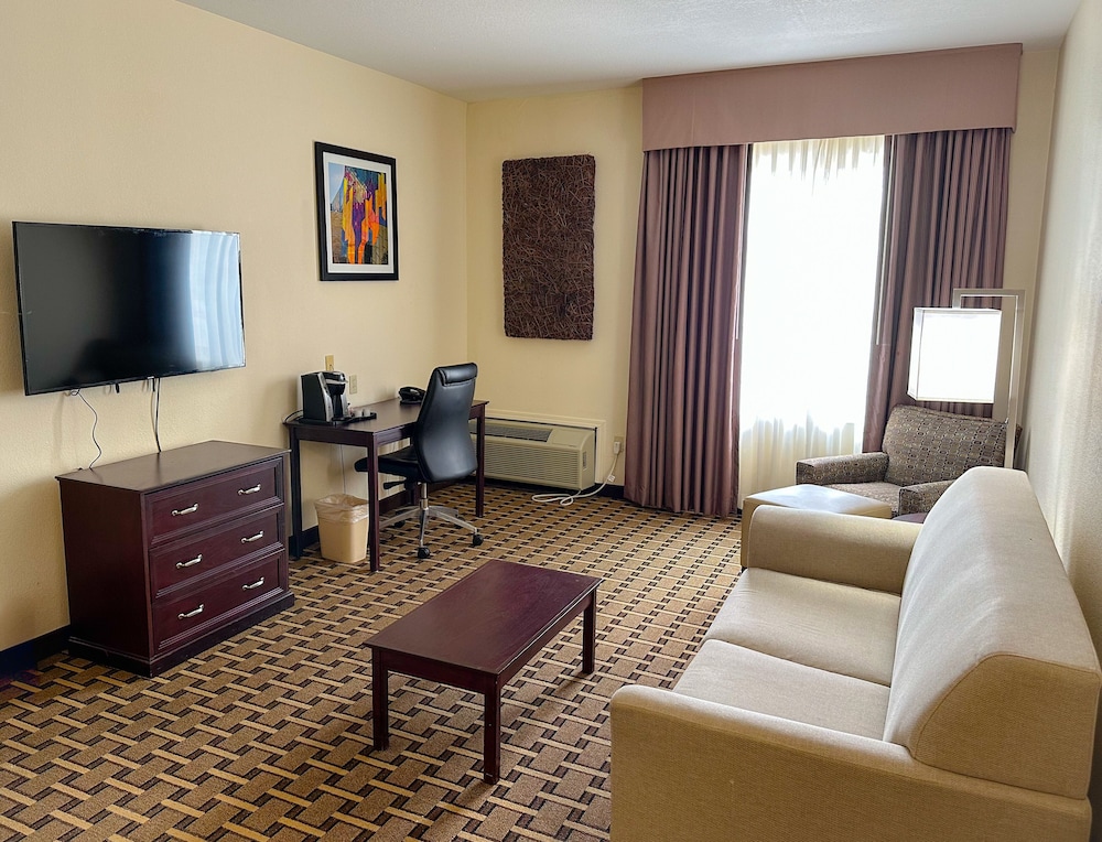 Suite, 1 King Bed with Sofa bed, Jetted Tub photo 3
