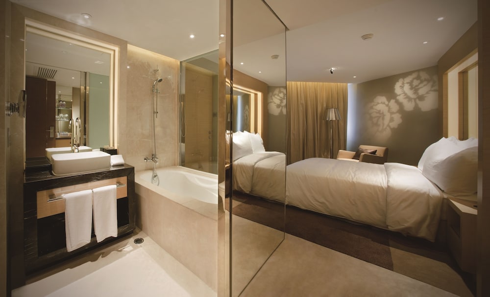 Deluxe Queen Room - Photo 3