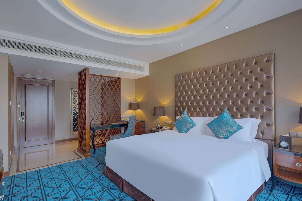 Deluxe Room, 1 King Bed, Smoking photo 1