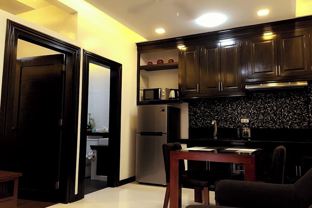 Condo Suite Room - Photo 11