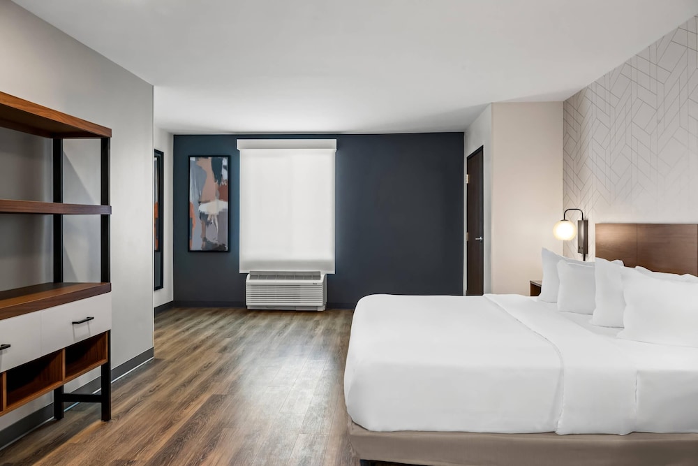 Suite, 1 King Bed, Accessible, Non Smoking (Accessible Tub) photo 1