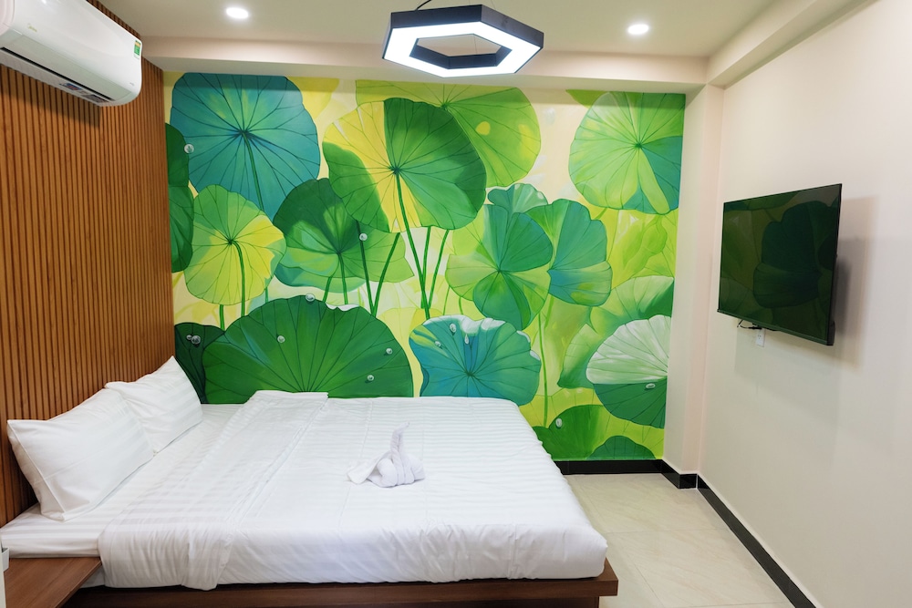Basic Room, 1 King Bed
