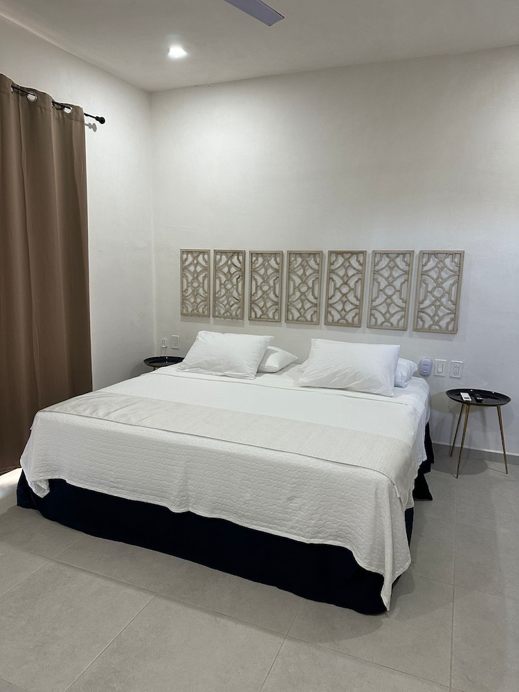 Deluxe Room, 1 King Bed, Non Smoking, Private Bathroom