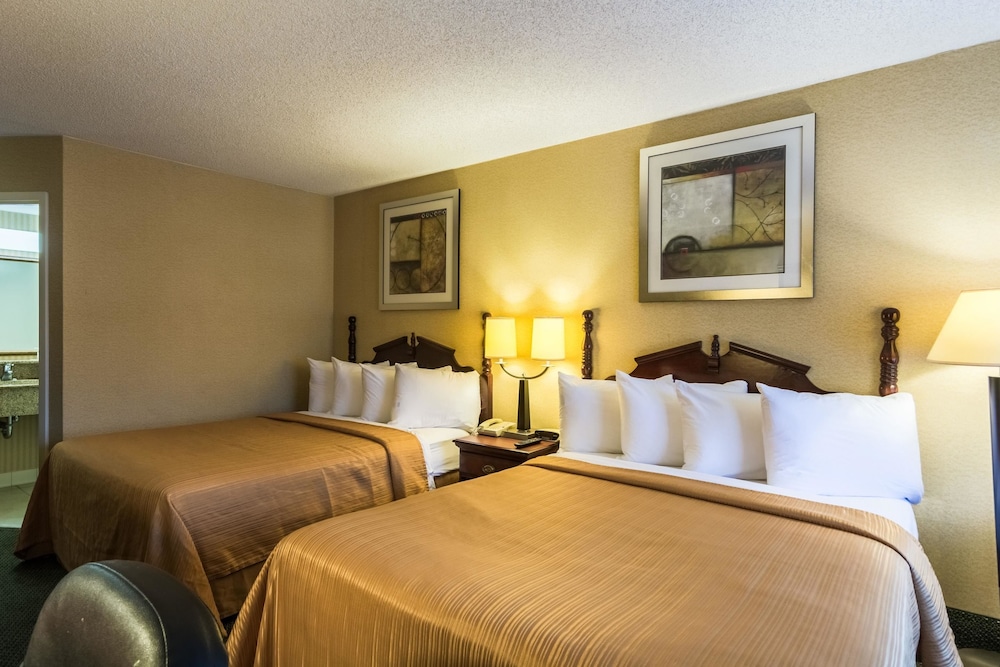 Standard Room, 2 Queen Beds, Smoking - Photo 5