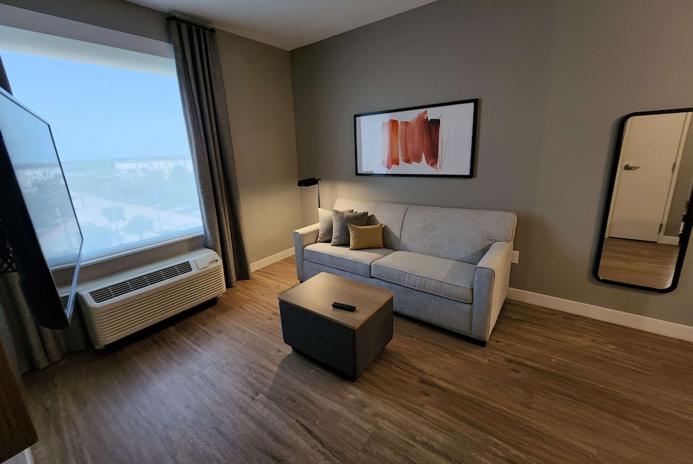 1 Queen Bed, One-Bedroom Suite, Mobility Accessible Suite, Bathtub w/ Grab Bars, NSMK - Photo 2