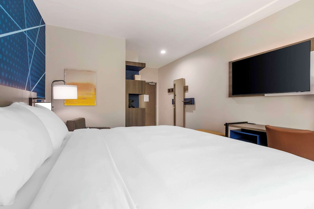 Standard Room, 1 King Bed, Non Smoking photo 2