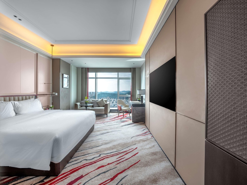 Deluxe Room, 1 King Bed, Accessible photo 3