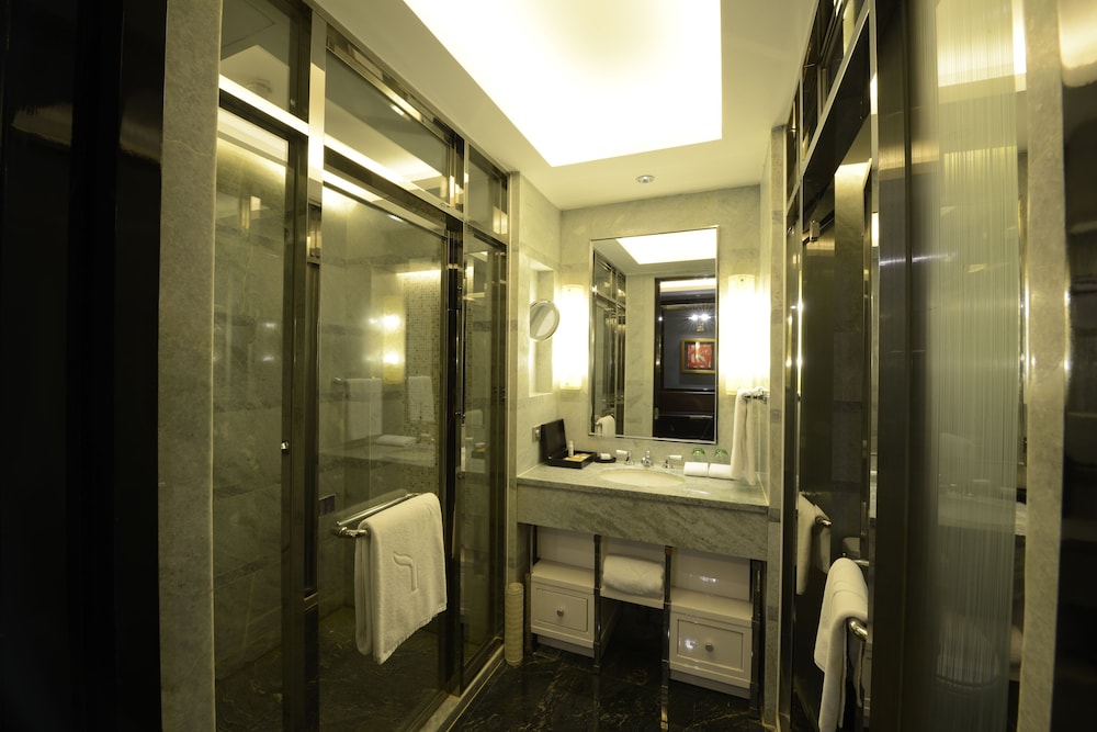 Deluxe Room, 1 King Bed photo 3